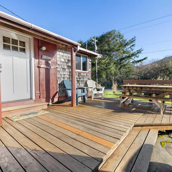 Perfect retreat a block from the beach with hot tub wood stove and dog friendly - Image 1