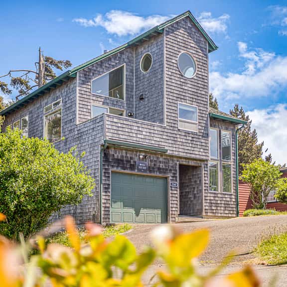 Panoramic Ocean Views & Cozy Coastal Escape - Image 1