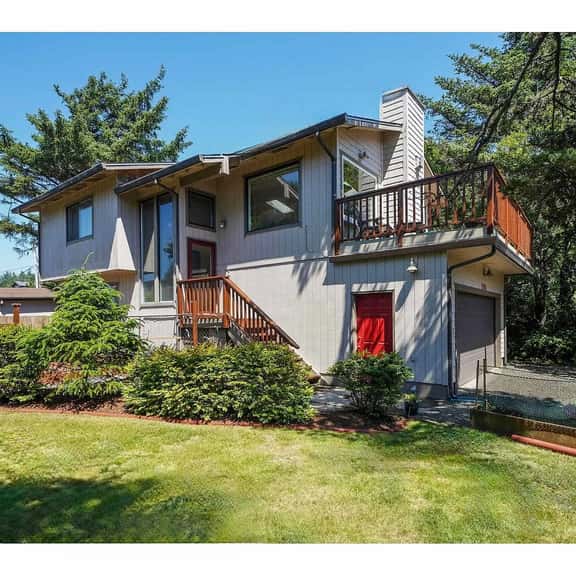 Home with gas fireplace washer dryer and 2 outdoor spaces walk to beach - Image 1