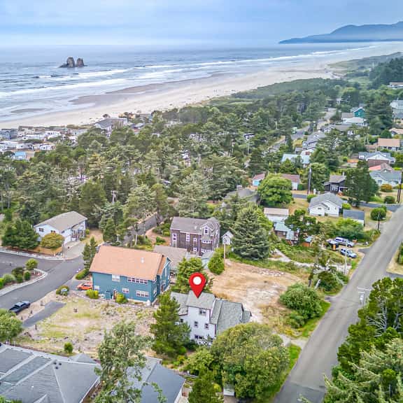 Spacious coastal retreat | 3-min walk to beach | Decks & mountain views - Image 1