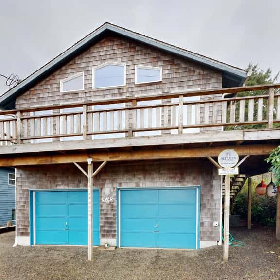 Cozy coastal home with deck ocean views and firepit 4 blocks to beach - Image 1