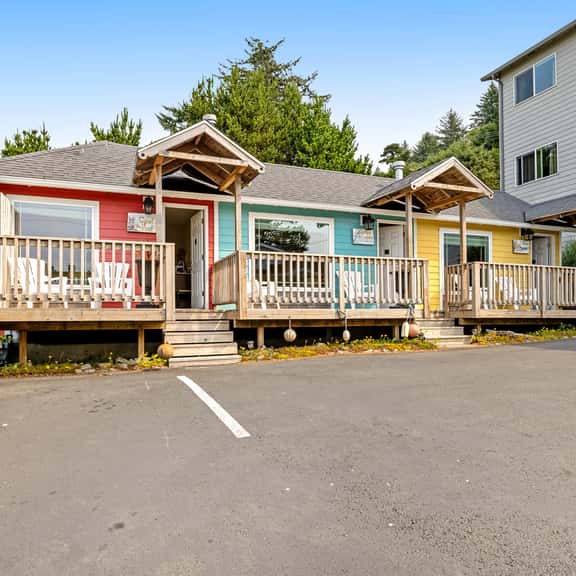 Dog Friendly Cabin near the Beach with Deck Gas Fireplace Kitchenette Free WiFi - Image 1
