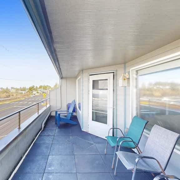 Dog Friendly Waterfront Loft with Seawall and Ocean Views One Block to Harbor - Image 1