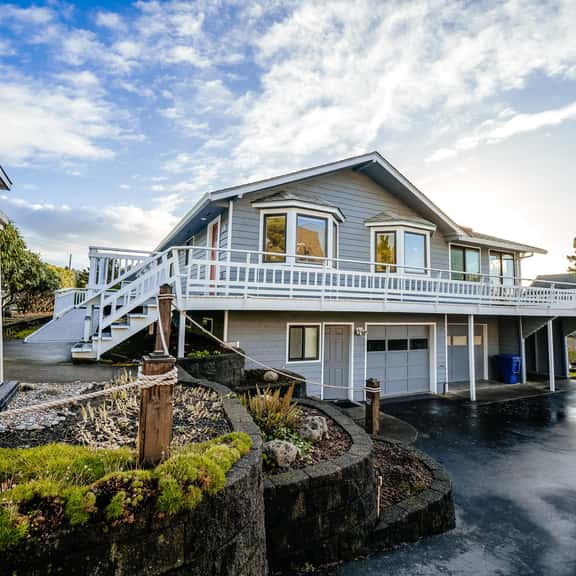 Homey dog friendly house with partial ocean views gas fireplaces and gas grill - Image 1