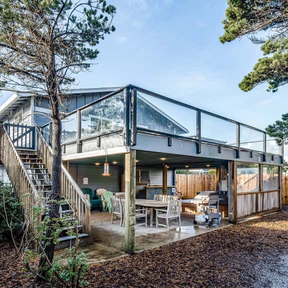 Family friendly house with ocean view and private hot tub walk to beach dogs OK - Image 1