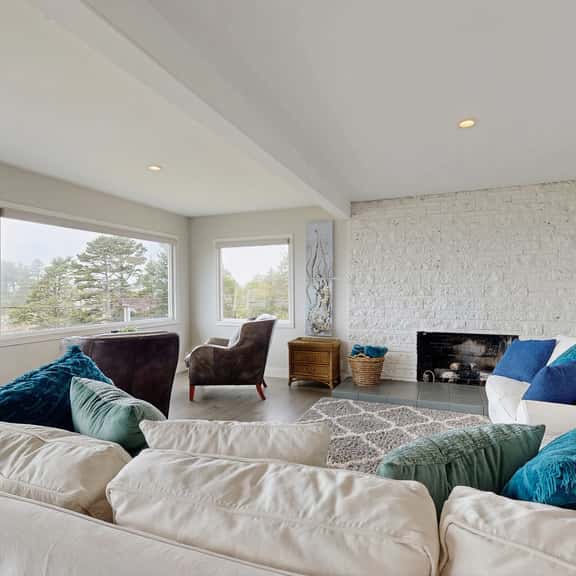 Spectacular Dog Friendly Home with Panoramic Views Free WiFi Game Room Yard - Image 1