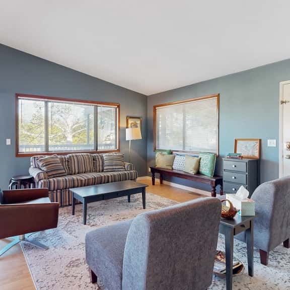 Comfortable inviting home with great deck 2 blocks to the beach - Image 1