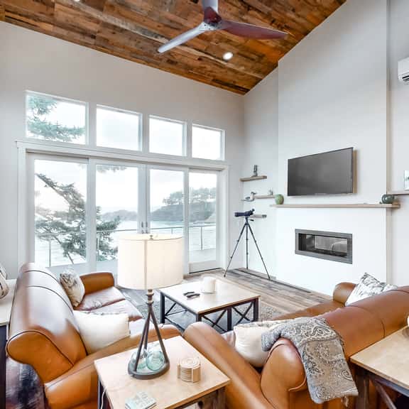 Dreamy oceanfront retreat with spacious deck and high speed WiFi dogs OK - Image 1