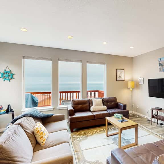 Spacious retreat with beautiful ocean views dog friendly with WiFi patio - Image 1