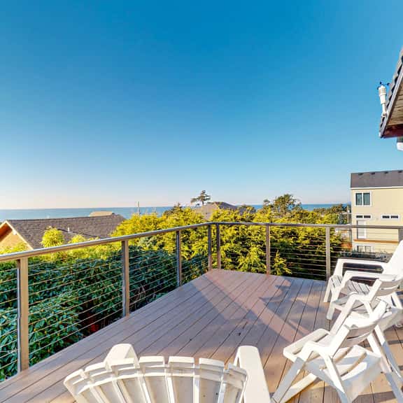 Dog Friendly Coastal Retreat with Water Views Deck Private Hot Tub and WiFi - Image 1