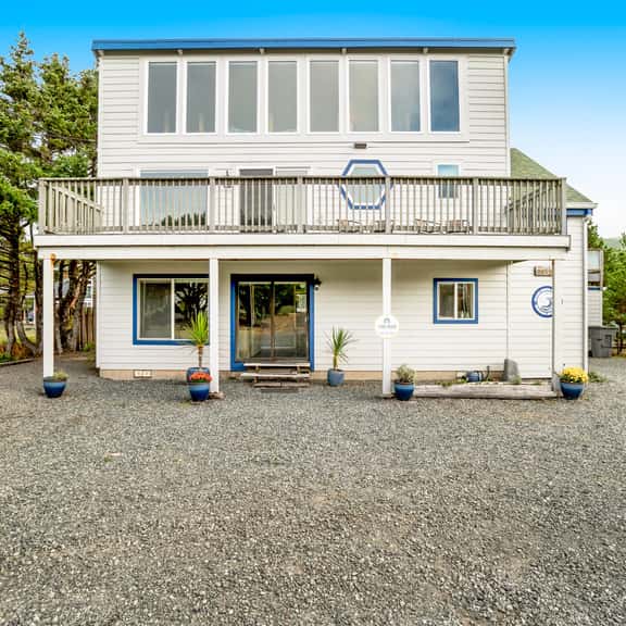 Dog friendly home across street from beach with rooftop deck and views - Image 1