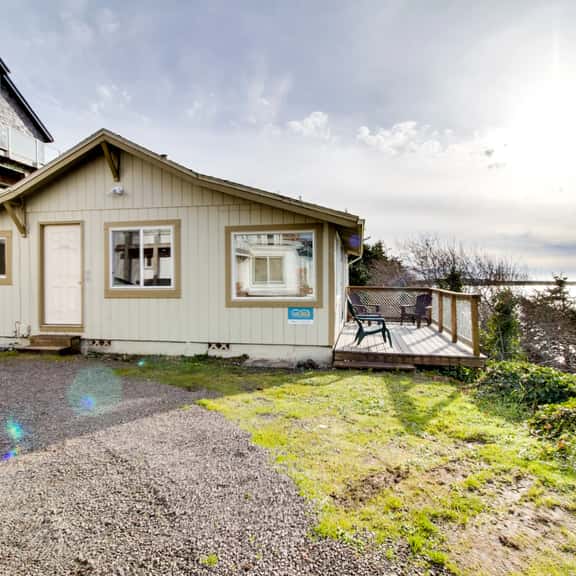 Bright Oceanfront Home with Stunning Pacific and Bay Views Near Town - Image 1