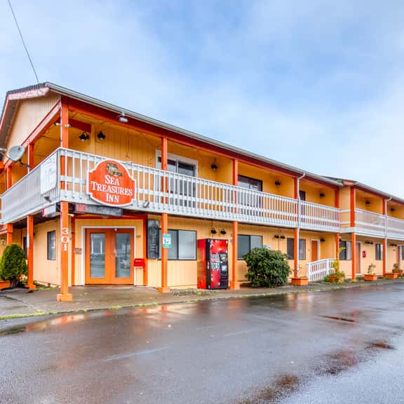Six Dog Friendly Rooms with Full Kitchens and Kitchenettes Walk to the Beach - Image 1
