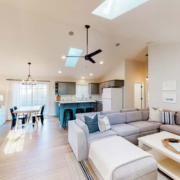 Family Friendly Beach Home with High Speed WiFi Gas Fireplace and Washer Dryer - Image 1
