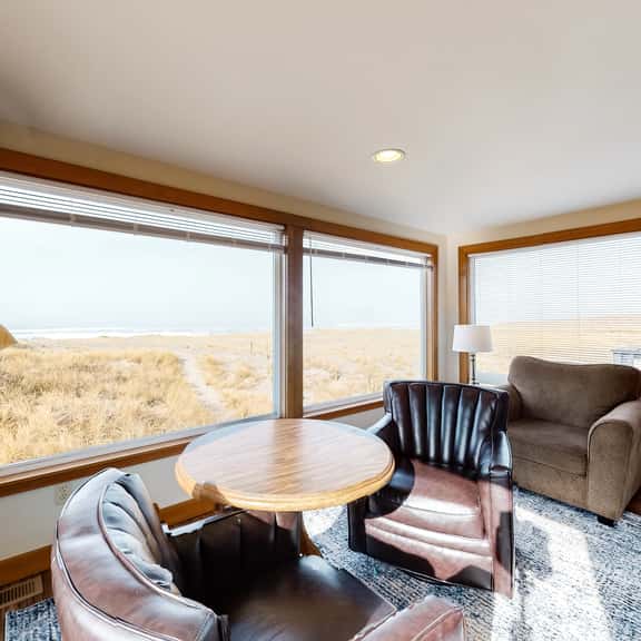 Beautiful oceanfront home with a gorgeous view - Image 1