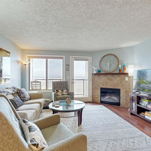Beachfront condo boasting beautiful views a private balcony and perfect location - Image 1