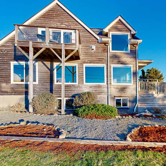 Huge Luxury Home with Game Room and Gourmet Kitchen - Image 1