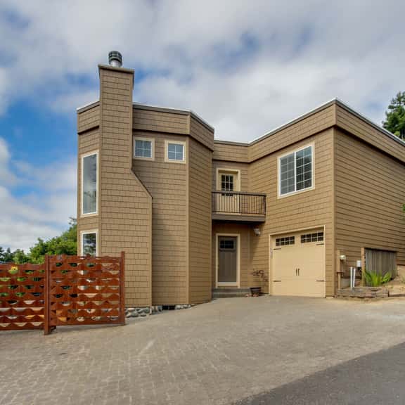 Dog Friendly Lakefront Vacation Home with Stunning Views and Spacious Deck - Image 1
