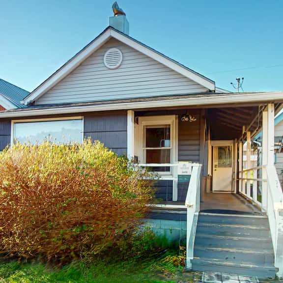 Charming Cottage with Central Location Mountain Views and Beach Access Across Street - Image 1