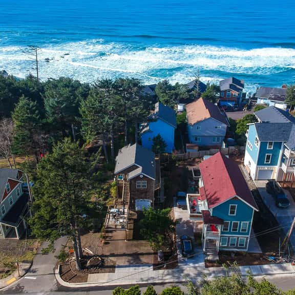 Spacious dog friendly home with WiFi and fireplace near the beach - Image 1