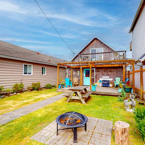 Dog Friendly Cottage with Private Hot Tub Close to Beach and Downtown - Image 1