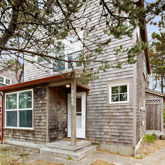 Modern two story dog friendly home located close to beaches and trails - Image 1