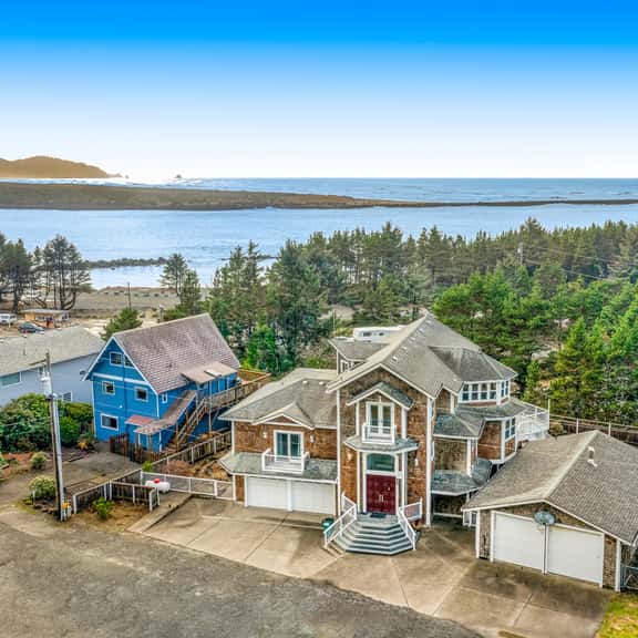 Coastal estate with private hot tub enclosed yard firepit and game room - Image 1