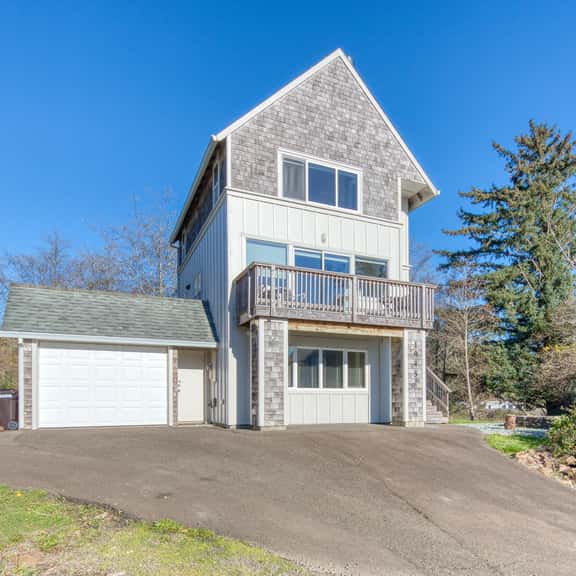 Spacious Homey Dog Friendly House with Fireplace and Beach and Ocean Views - Image 1