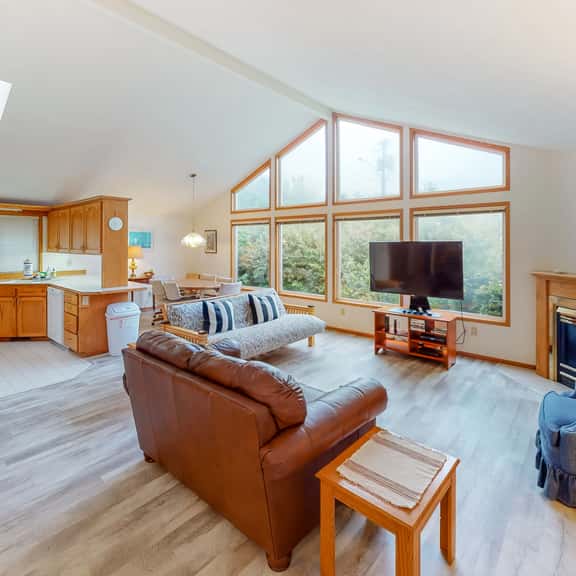 Cozy dog friendly getaway one block from beach with fireplace - Image 1