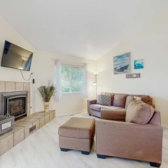 Cozy Dog-Friendly, Family Retreat Near the Beach - Image 1