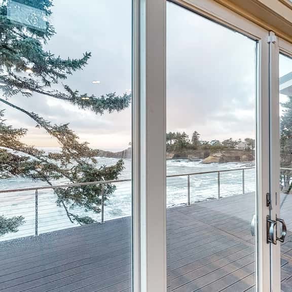 Stunning oceanfront retreat with gourmet kitchen and high speed WiFi dogs welcome - Image 1
