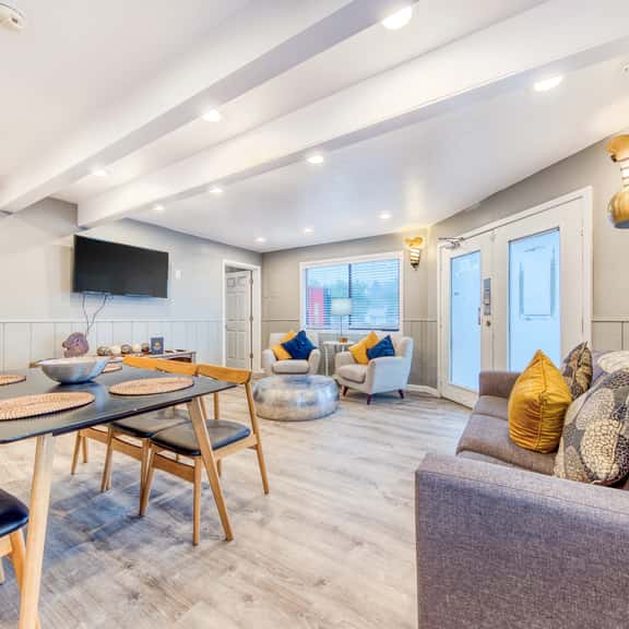 Dog friendly motel with kitchens and kitchenettes and WiFi walk to the beach - Image 1
