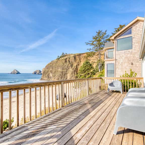 Charming Oceanfront Getaway with Gorgeous Water Views and Easy Beach Access - Image 1