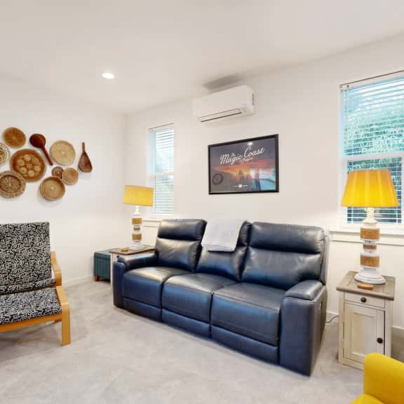 Charming coastal retreat near the beach with smart TV fireplace and games - Image 1