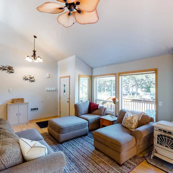 Bright dog friendly home with wrap around deck just steps from beach - Image 1