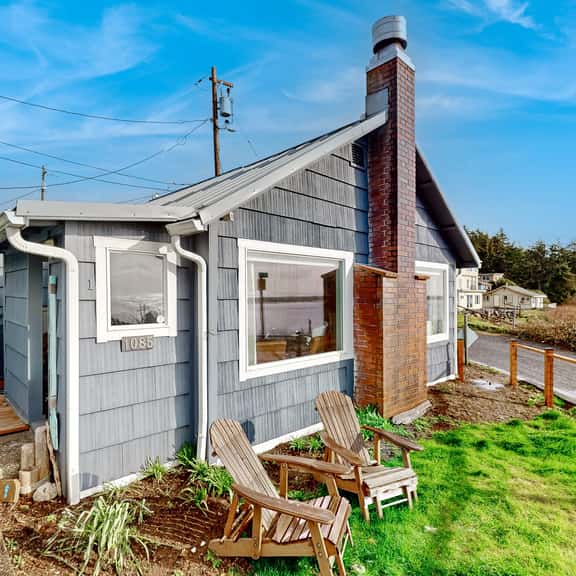 Quaint oceanfront hideaway with open layout fireplace central AC and gas grill - Image 1