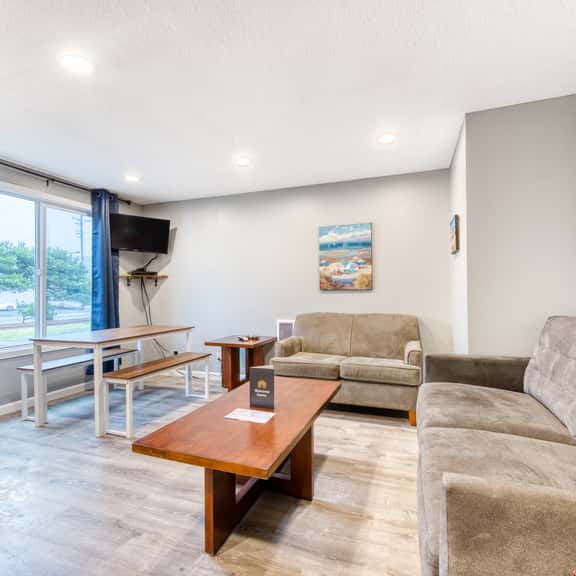 Two Room Combination Close to Downtown and Beach Dogs Welcome - Image 1