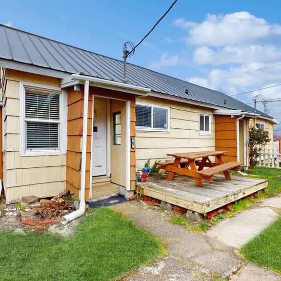 Modern Dog Friendly Cottage in a Great Location Minutes to Downtown and Beach - Image 1