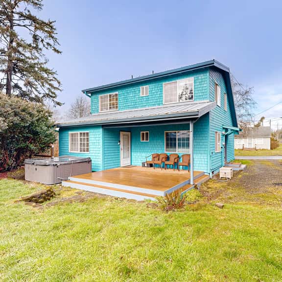 Cozy family home away from home dog friendly with nearby beach access and hot tub - Image 1