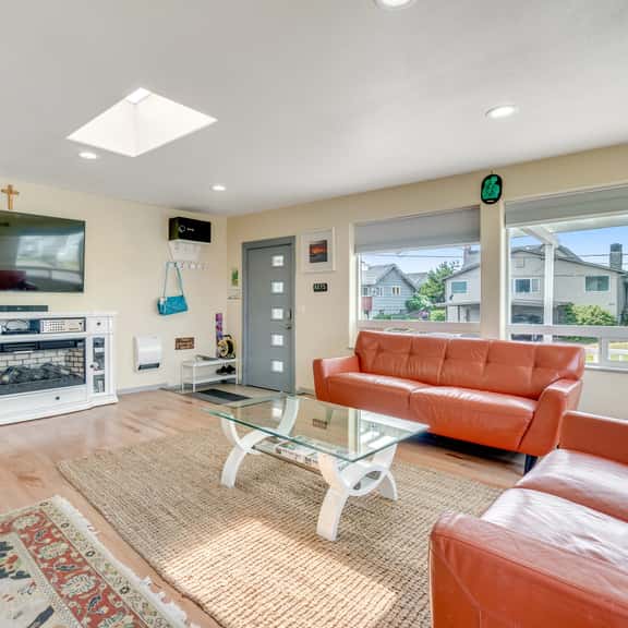 Light filled home in the heart of town with deck and with D steps to beach access - Image 1