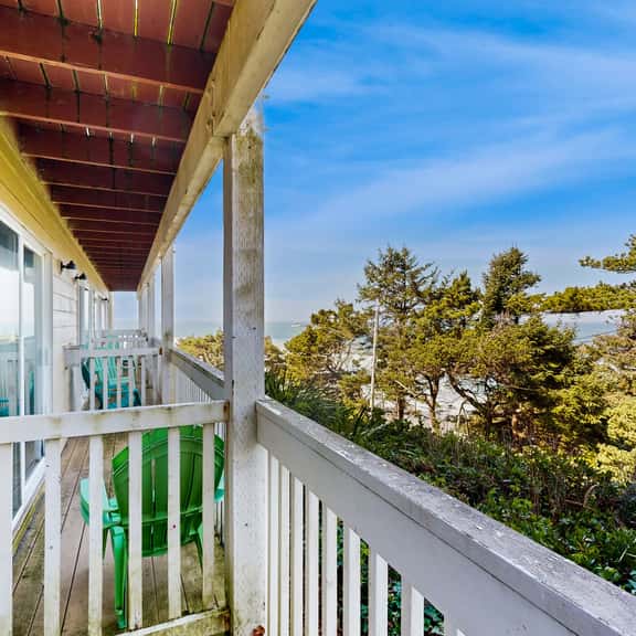 Lower Level Studio with Ocean Views and Easy Beach Access Dog Friendly - Image 1