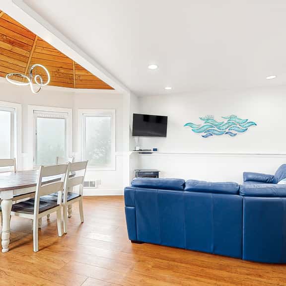 Huge dog friendly castle with ocean view decks 5 minutes to the beach - Image 1