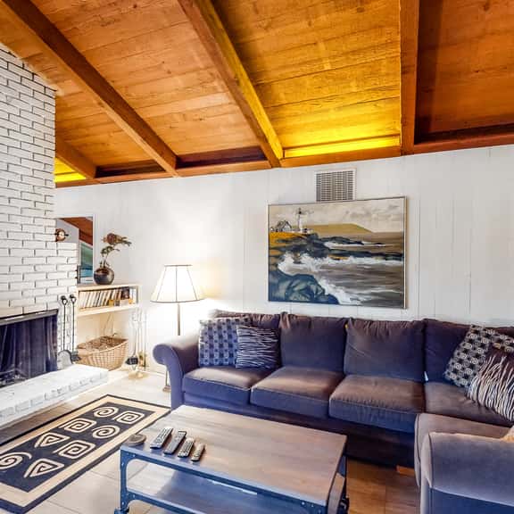 Lakefront house with private dock firepit and sunset views - Image 1