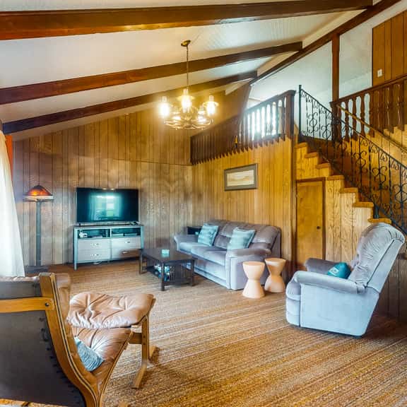 Charming dog friendly getaway with a full kitchen and firepit walk to the beach - Image 1
