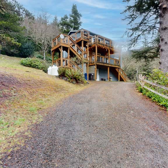 Woodsy retreat near the beach with WiFi washer dryer and gas fireplace - Image 1