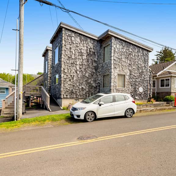 Dog friendly home with water views washer dryer and fireplace close to beaches - Image 1