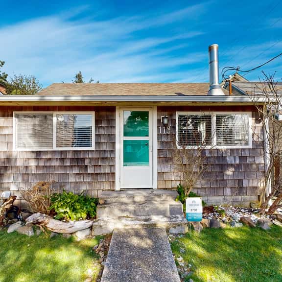 Quiet beach cottage with full kitchen and internet prime central locale - Image 1
