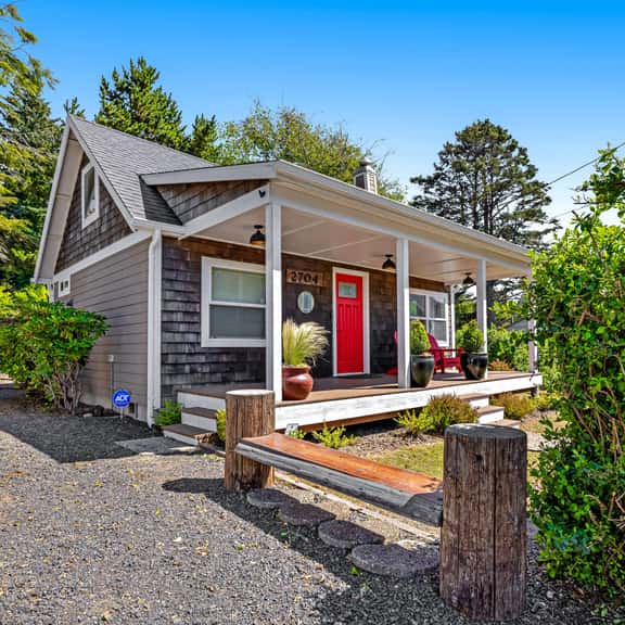 Cottage de la Mer House in Lincoln City with serene porch walk to the beach - Image 1