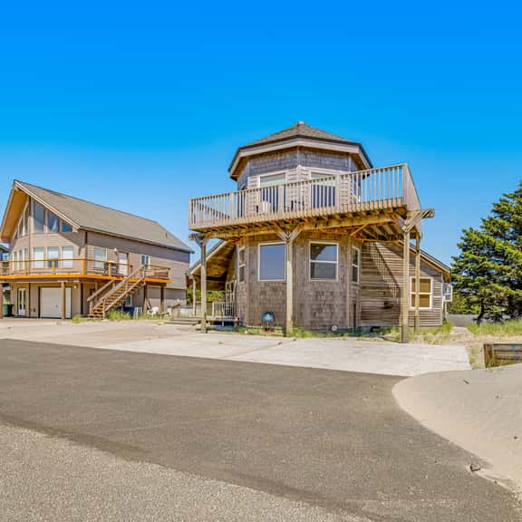 Dog Friendly House with Ocean Views Hot Tub Arcade Machine and Easy Beach Access - Image 1