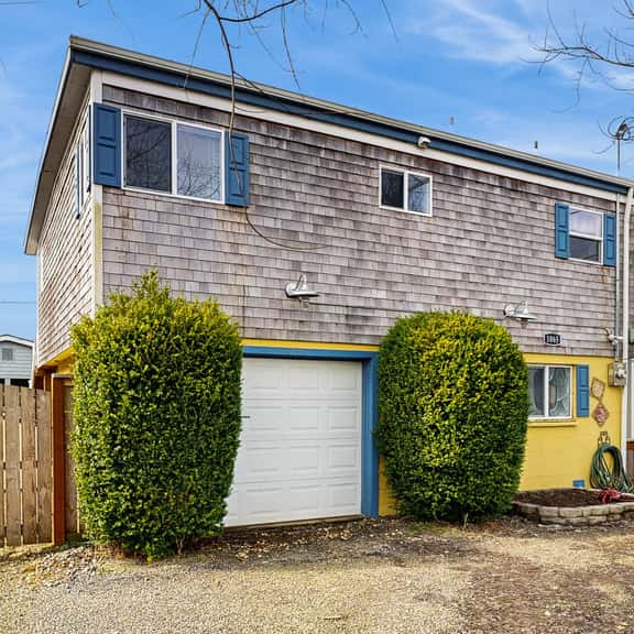 Charming modern home close to the beach with full kitchen WiFi and large deck - Image 1
